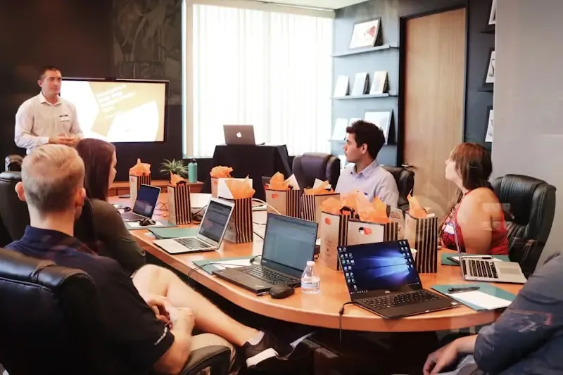 Equipe reunida em sala de reunião